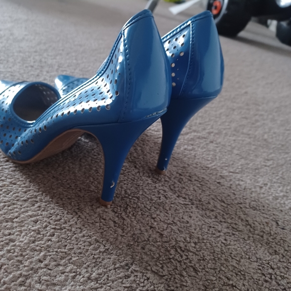 Shoes - Picture 4 of 5